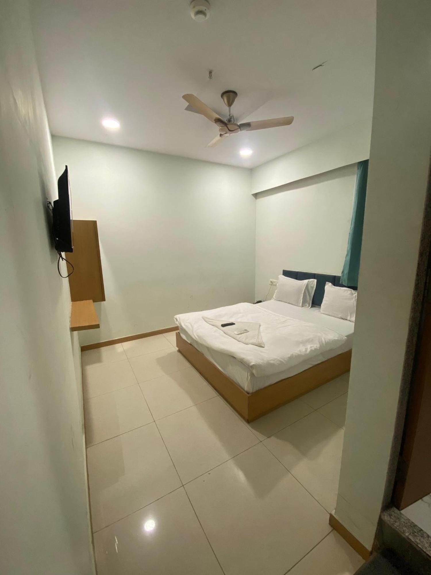 Hotel Sky Palace Adajan Surat Room photo