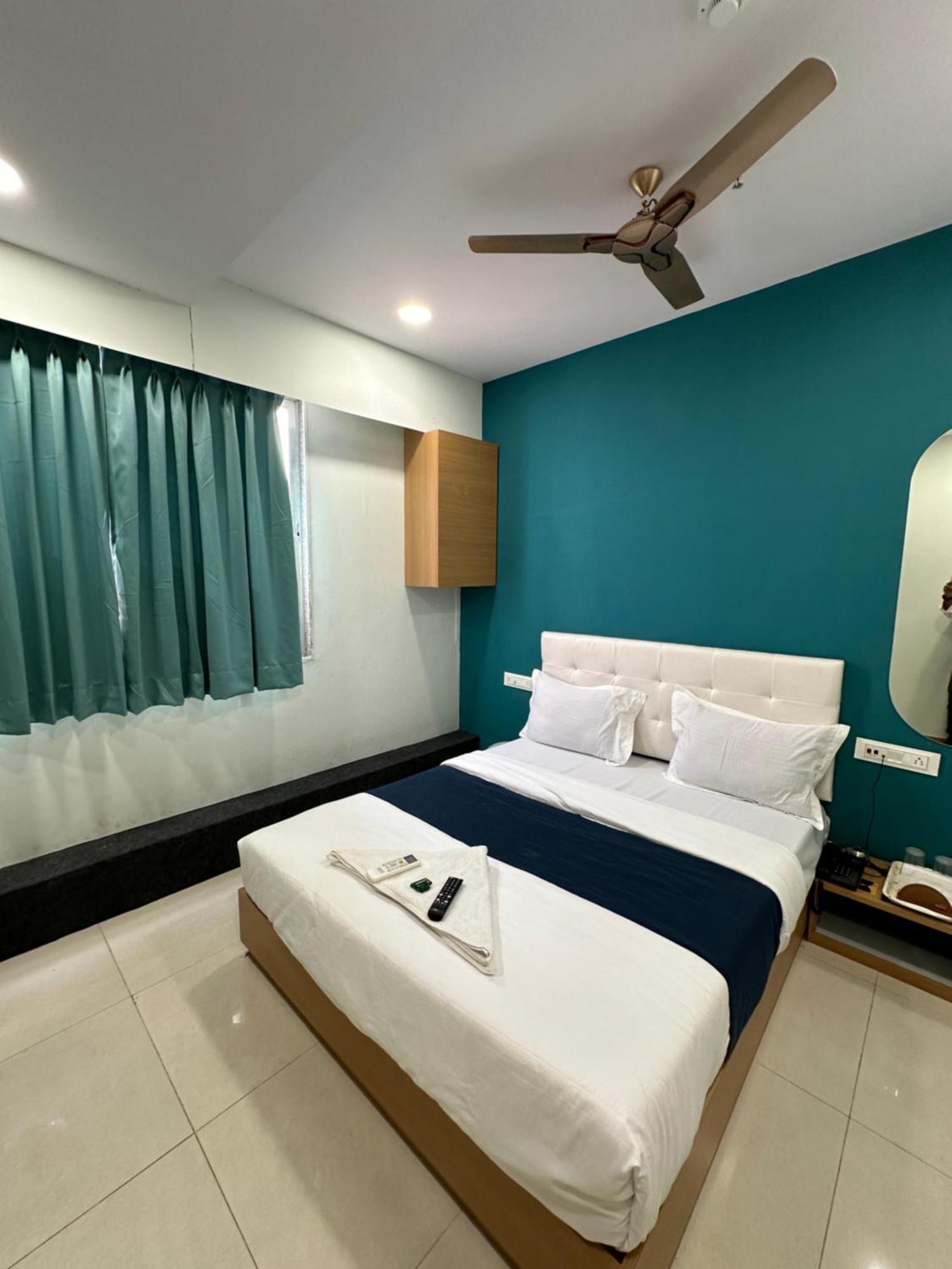 Hotel Sky Palace Adajan Surat Exterior photo